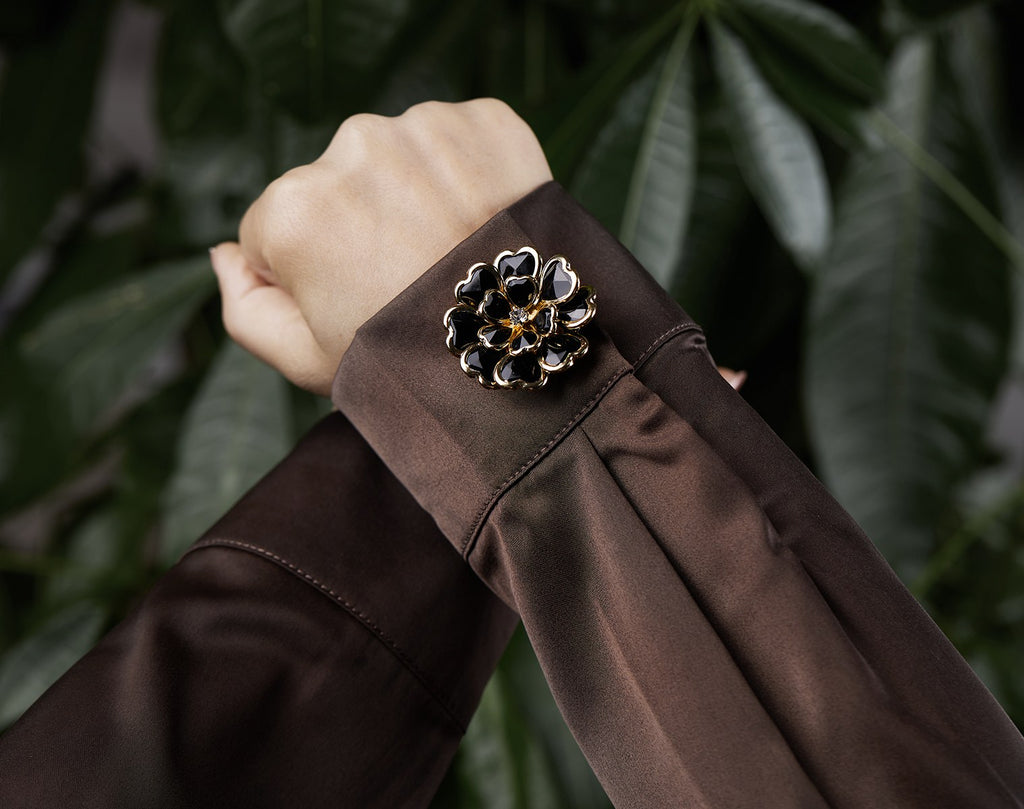 Camélia Noir – cache-bouton de manchette Coup de Fleur