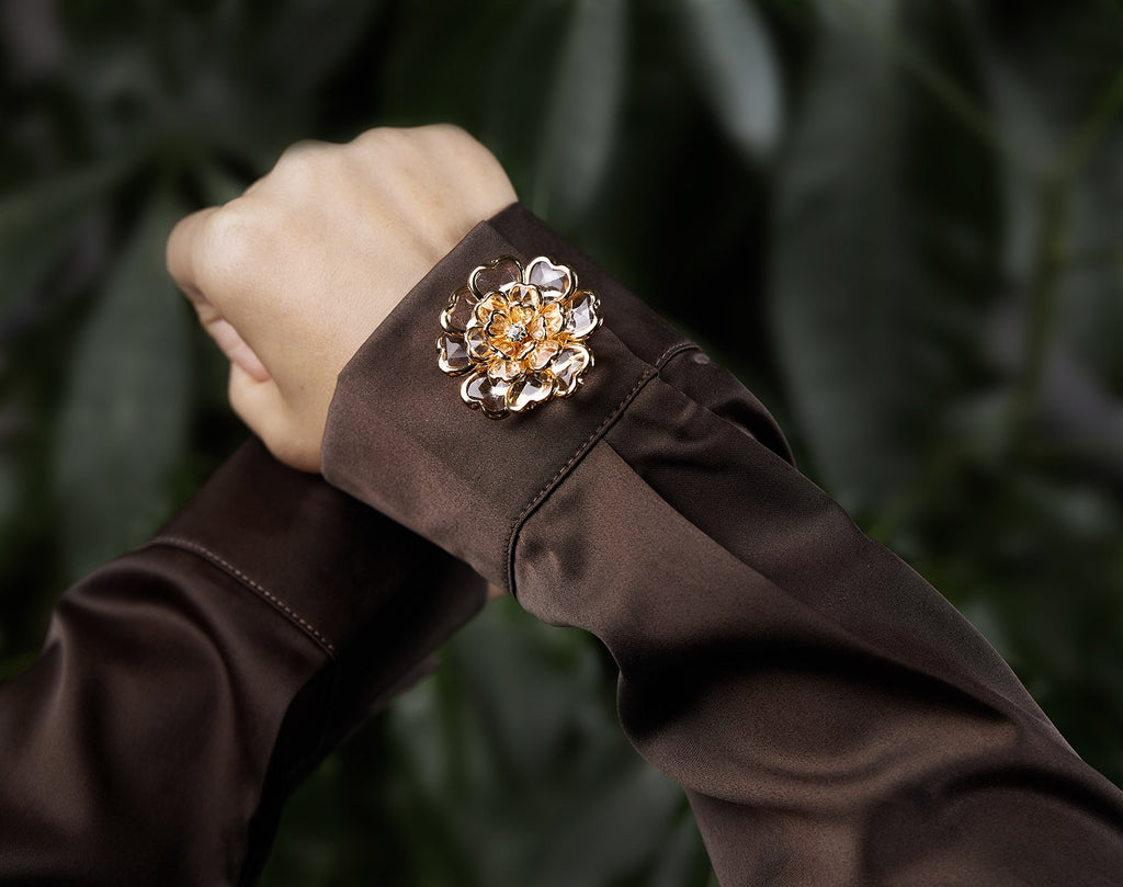 Camélia Cristal – cache-bouton de manchette Coup de Fleur