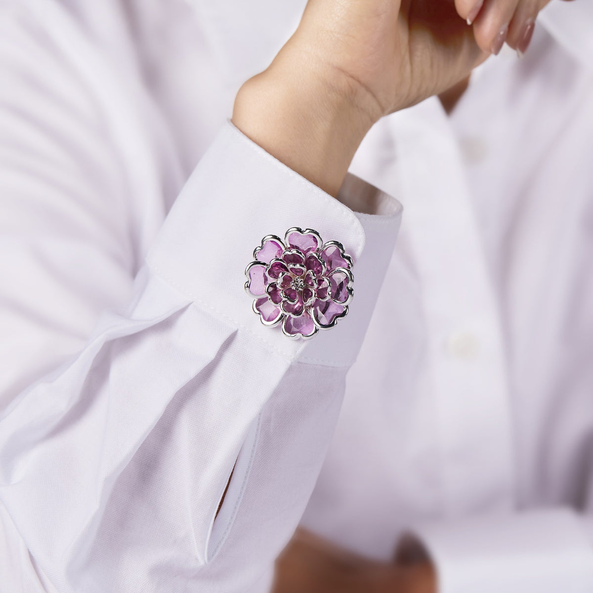 Camélia Lilas – cache-bouton de manchette Coup de Fleur