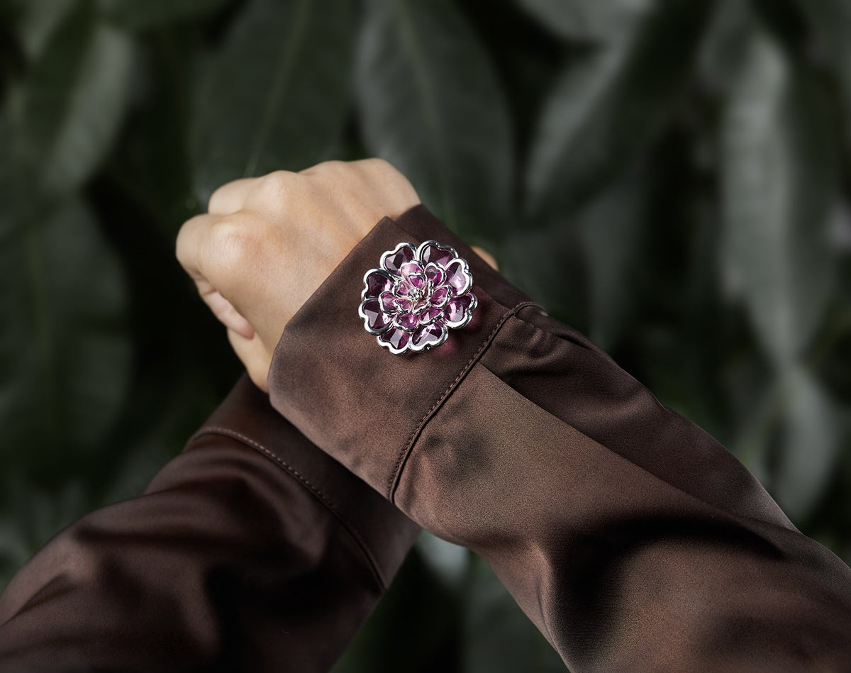 Camélia Lilas – cache-bouton de manchette Coup de Fleur