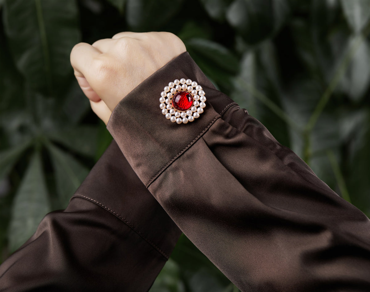 Médaillon Rouge – cache-bouton de manchette Coup de Fleur