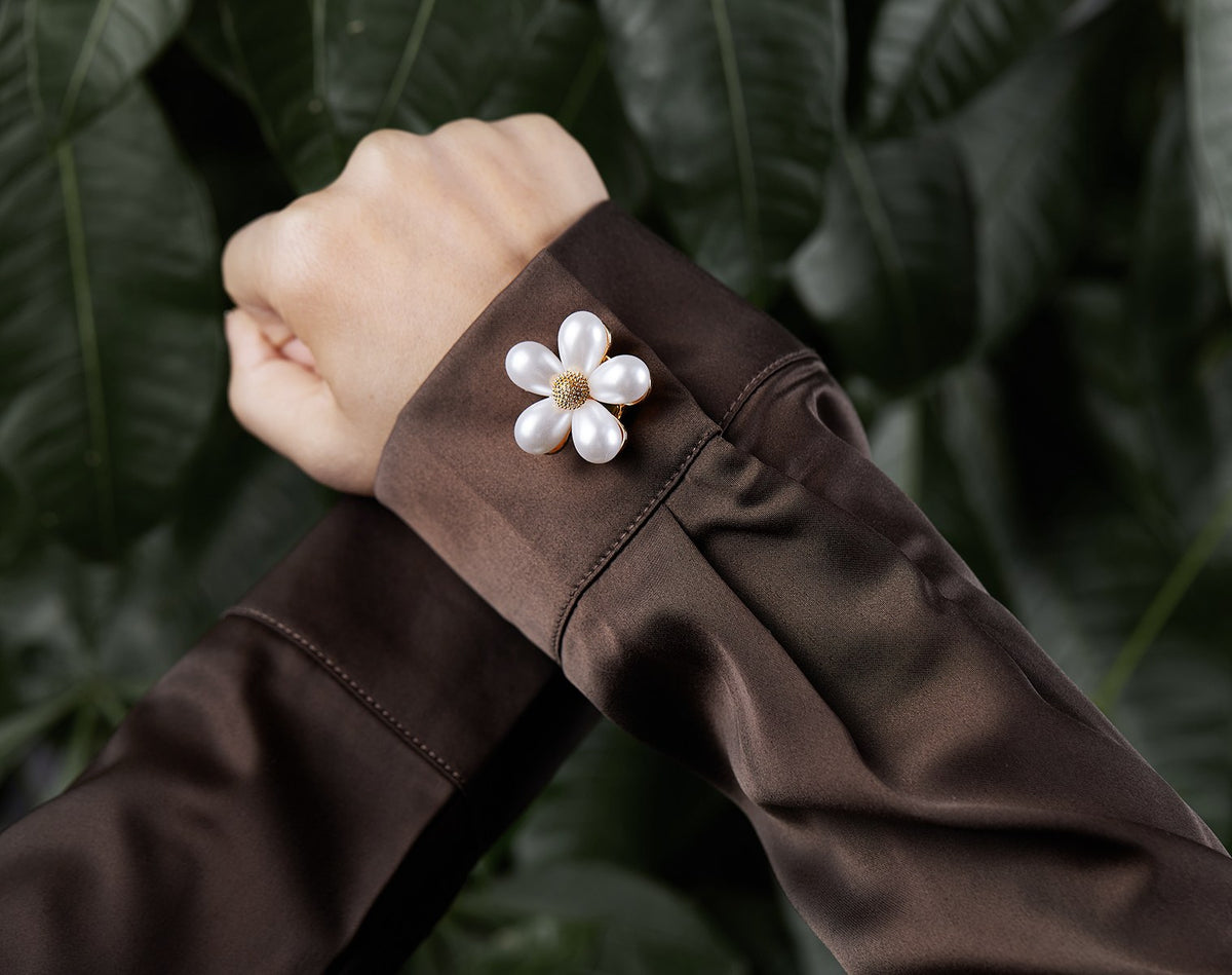 Perle Ivoire – cache-bouton de manchette Coup de Fleur